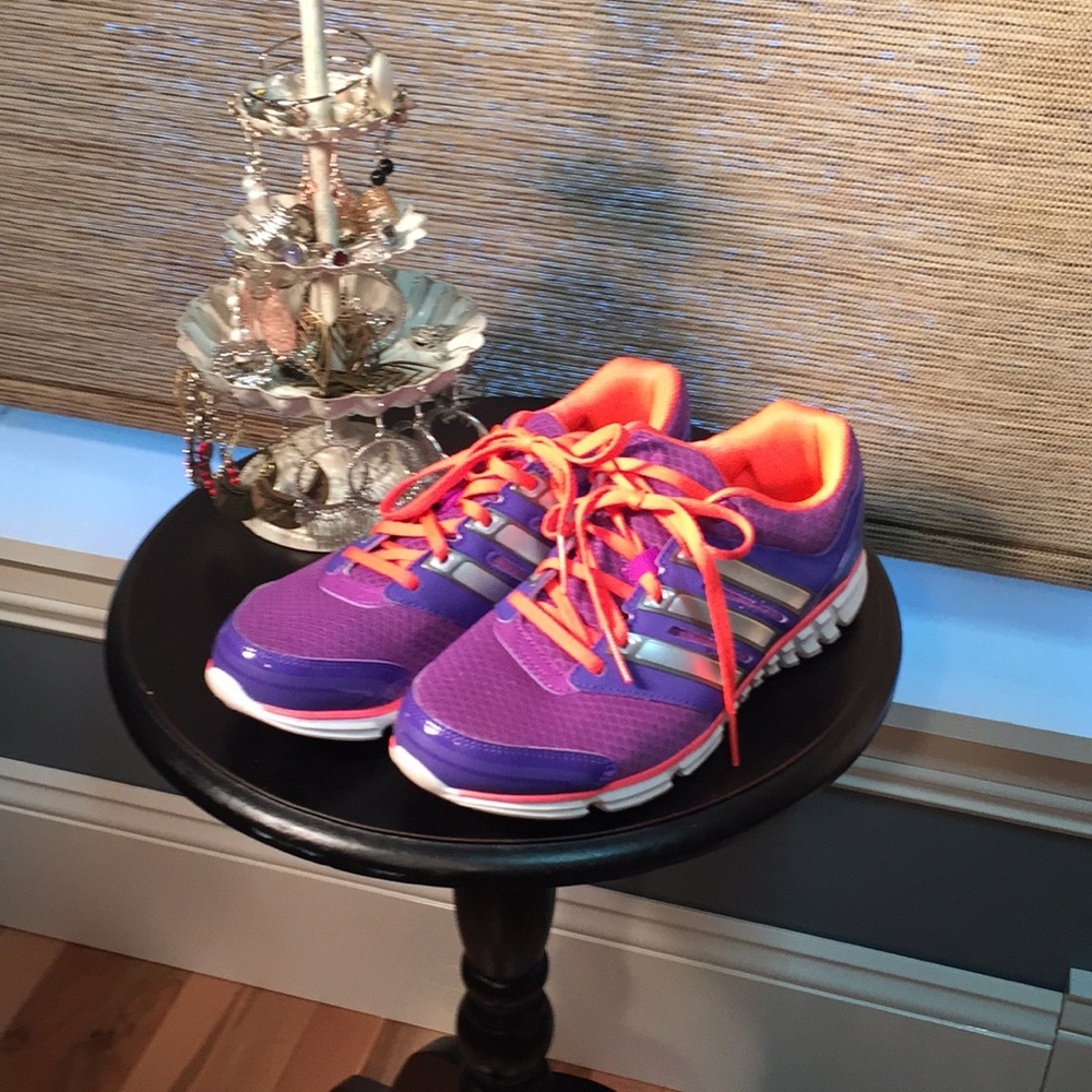 Youth 6, Women’s 7.5, Adidas Sneakers. EUC